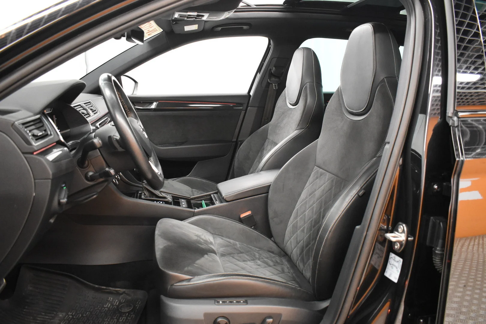 Car Image - 2nls6fmFmGVwlucJrU97LZ