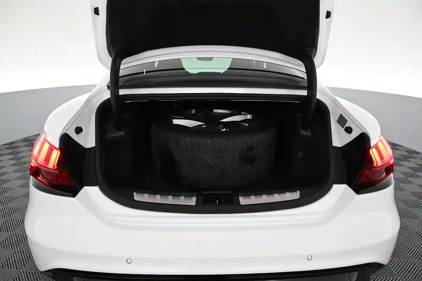 Car Image - 1dnZDa7Gf26mg8YeYR7d3u