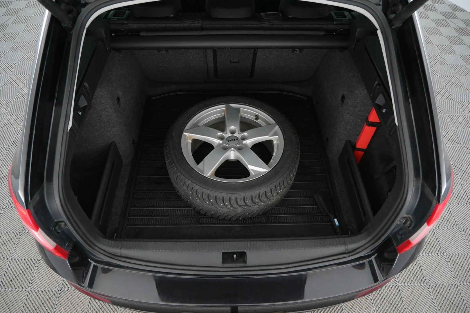 Car Image - 2dV22RypYjQECeqxJRTFk1
