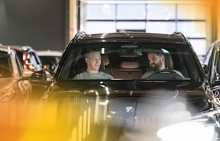 Kaistavahti ojentaa ja avustaa seilaavan kuljettajan kurssia