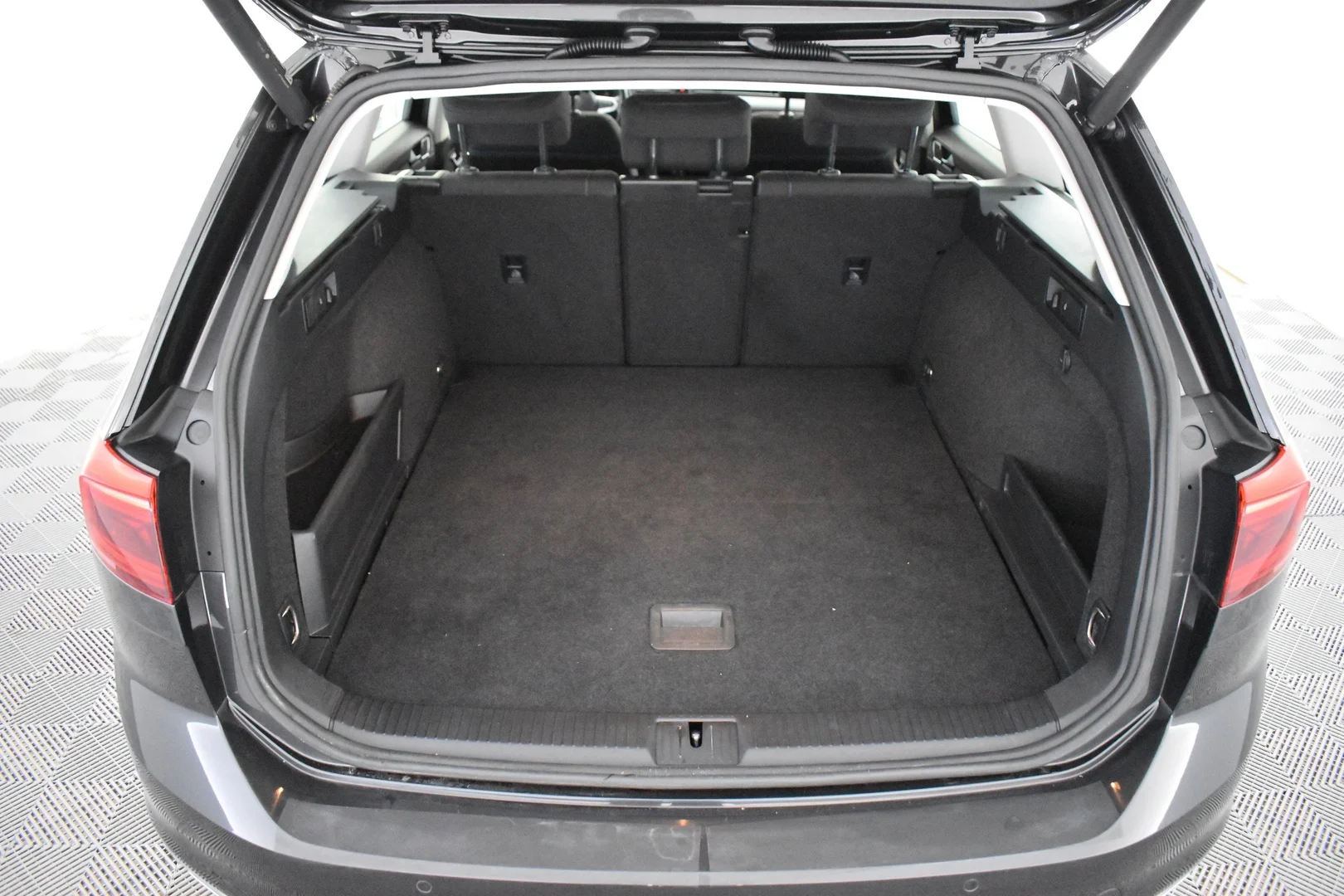 Car Image - 2lAEIGkM3MycGK0DIV9DVb
