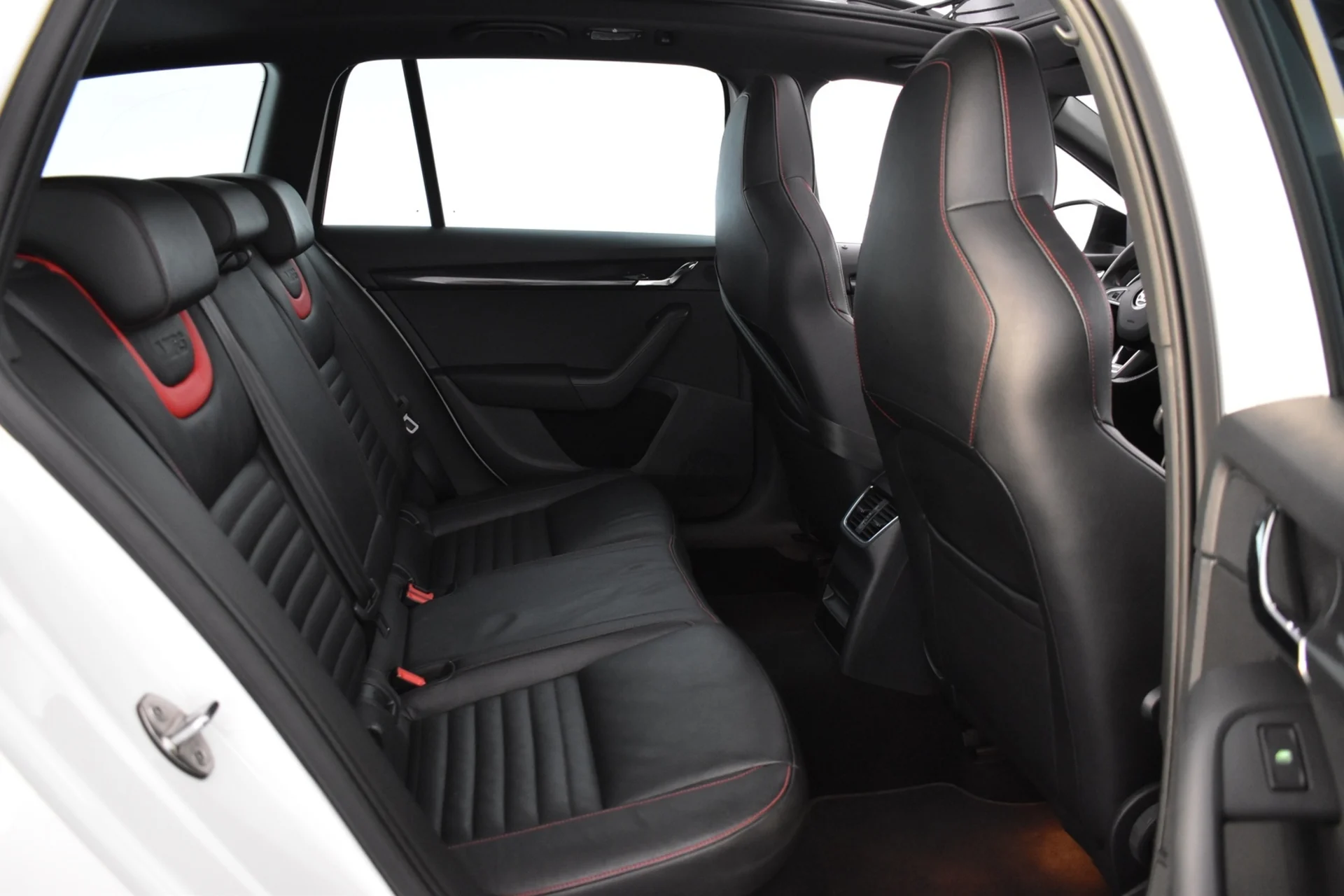 Car Image - 4qOYpgaHvDrwNu5xMOXfRt
