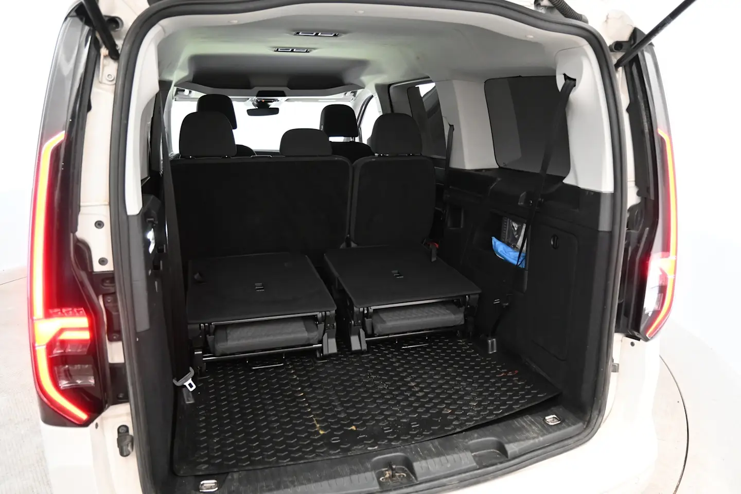 Car Image - 1Yq5mimrnCFRGzukW3lQU7