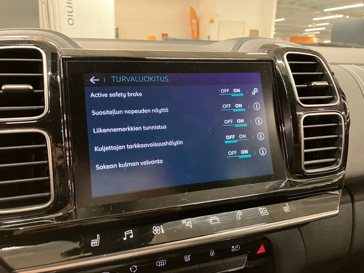 Car Image - 2Yh9SHWdwRYN6OXusuq8SF