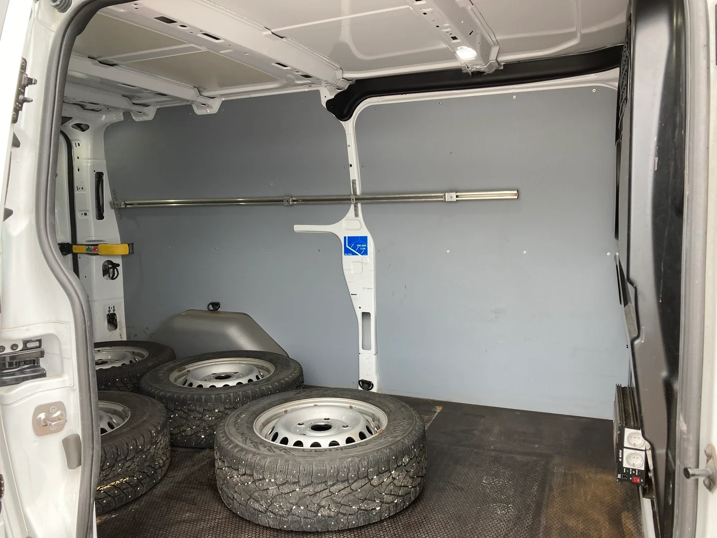 Car Image - kef4Lc9YhY2EetXVHjsLK