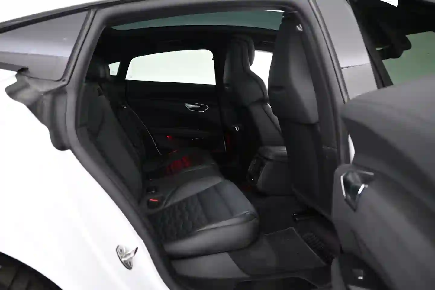 Car Image - 1dnZDa7Gf26mg8YeYR7d3u