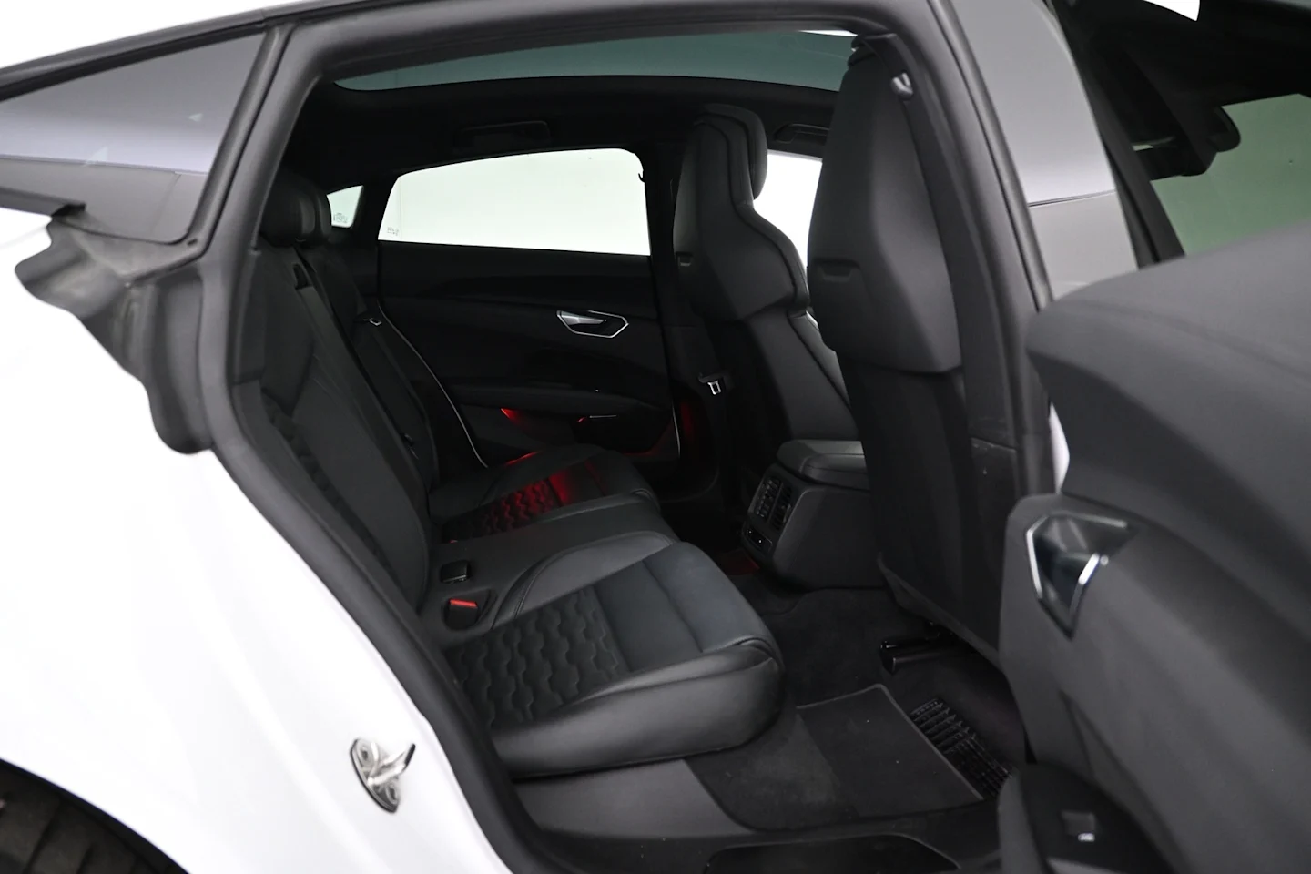 Car Image - 1dnZDa7Gf26mg8YeYR7d3u