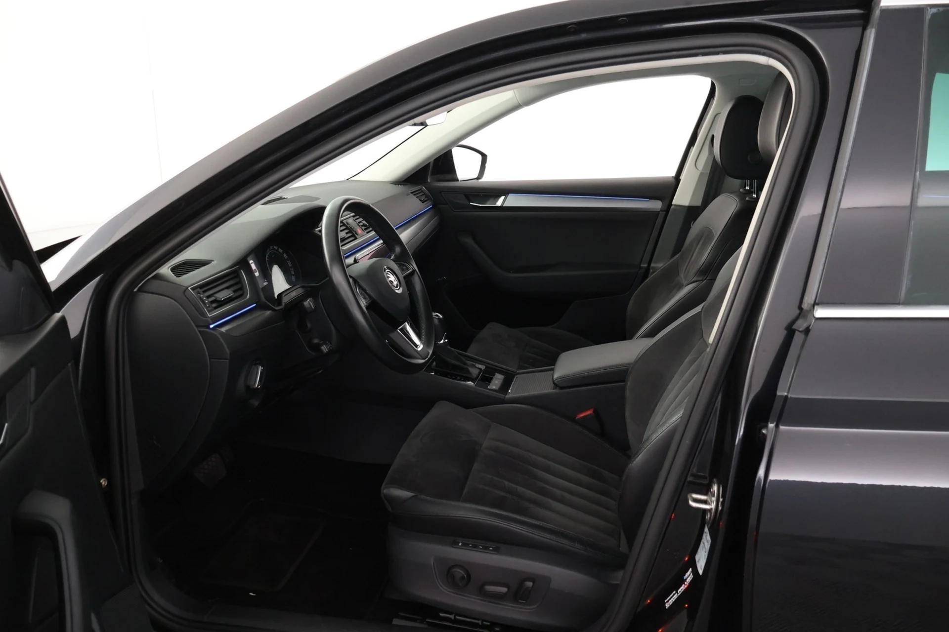 Car Image - 5WDY7csIN0l5btv77q1rXF