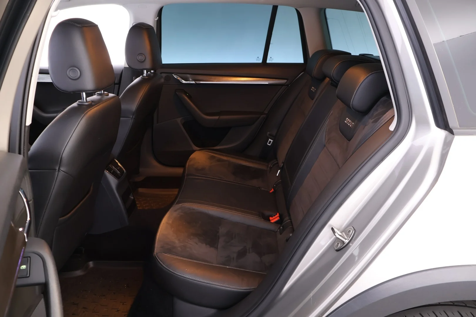 Car Image - 3dkMxoSwl1GNfjNGAokHif
