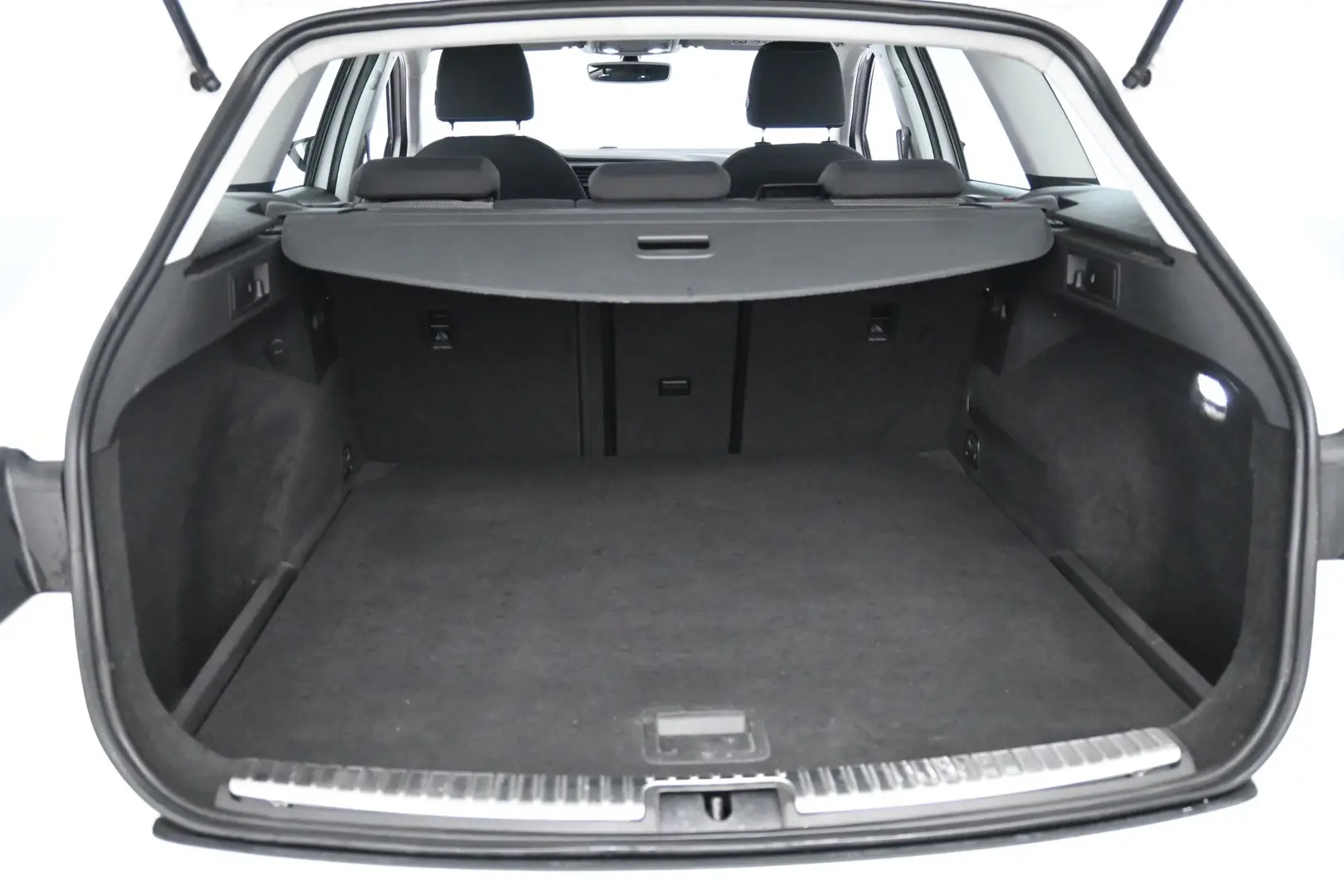 Car Image - 3LmXBJKVWY0RMYwIldJ1TZ