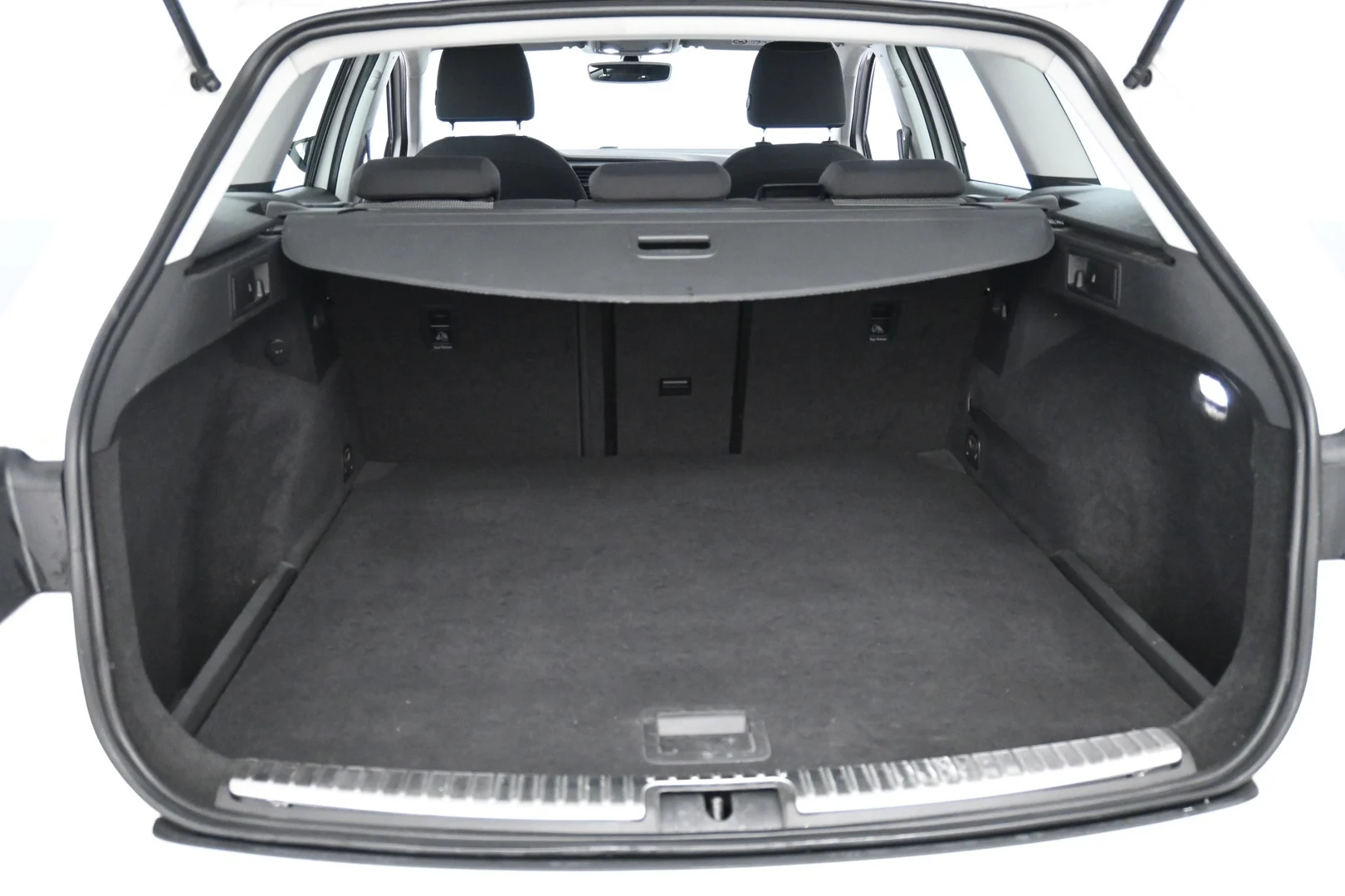 Car Image - 3LmXBJKVWY0RMYwIldJ1TZ