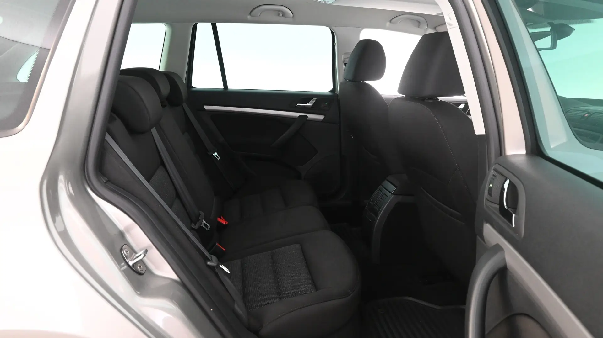Car Image - 6msjWjLb3S19u5WtiUzpVm