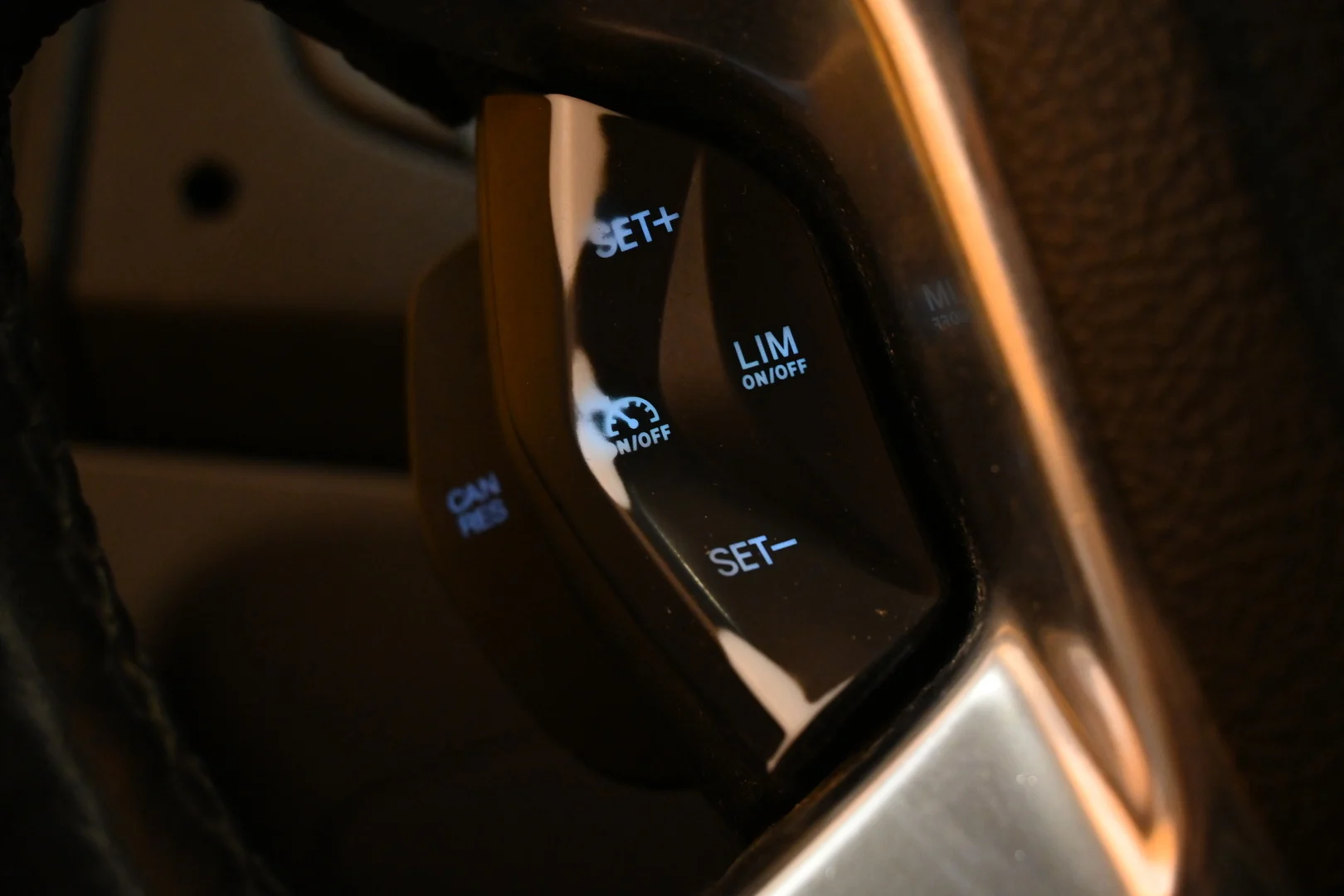 Car Image - 2QSTHlYFLBeonwFFV2Heqm