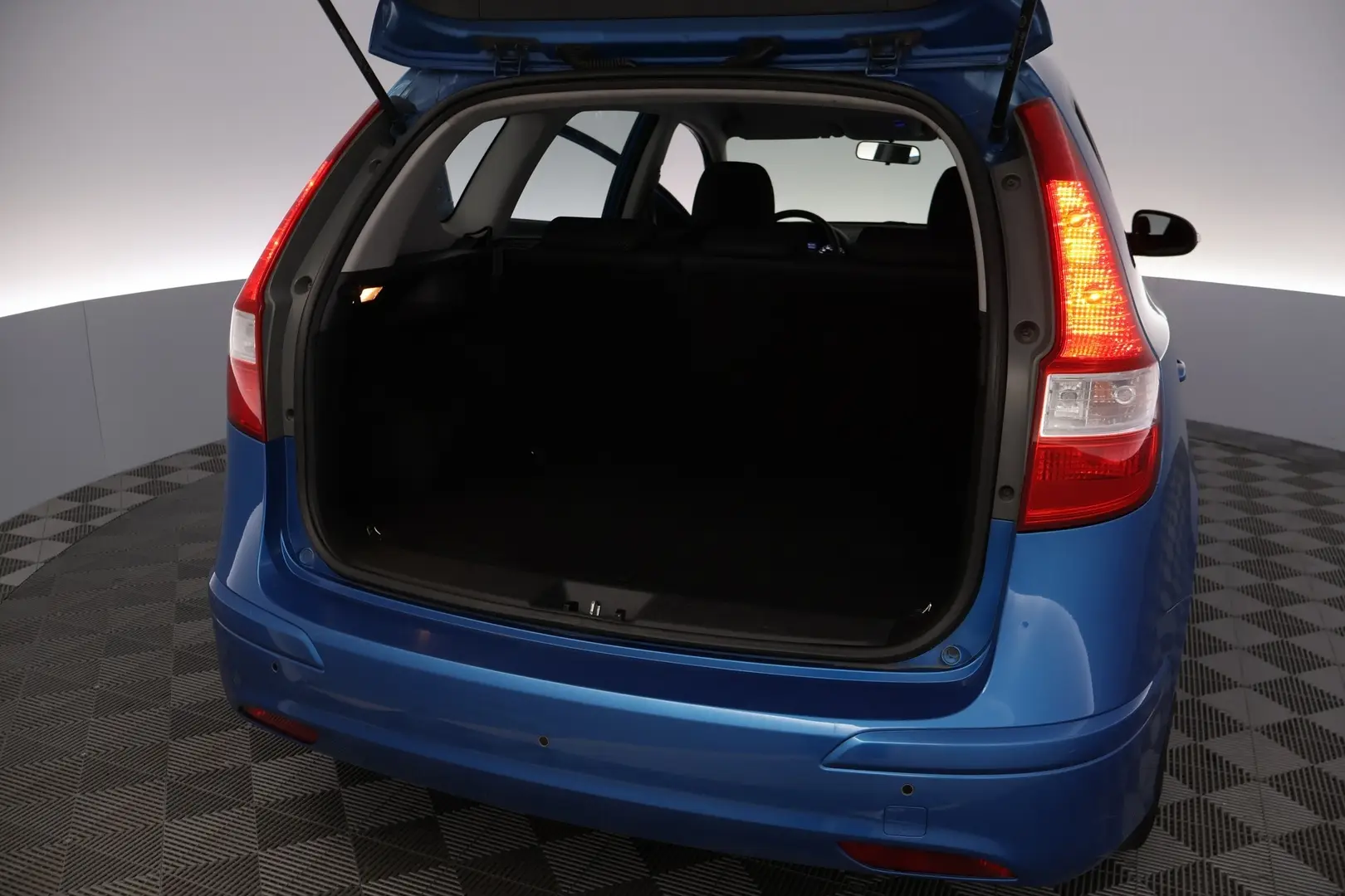Car Image - omtN7RcoENpy2K4s4cYC6