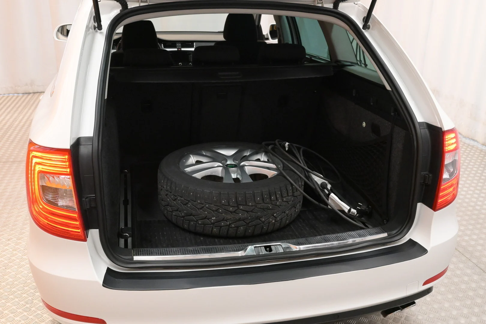 Car Image - 68oIiNnWaR4UYb1WUMnPM8
