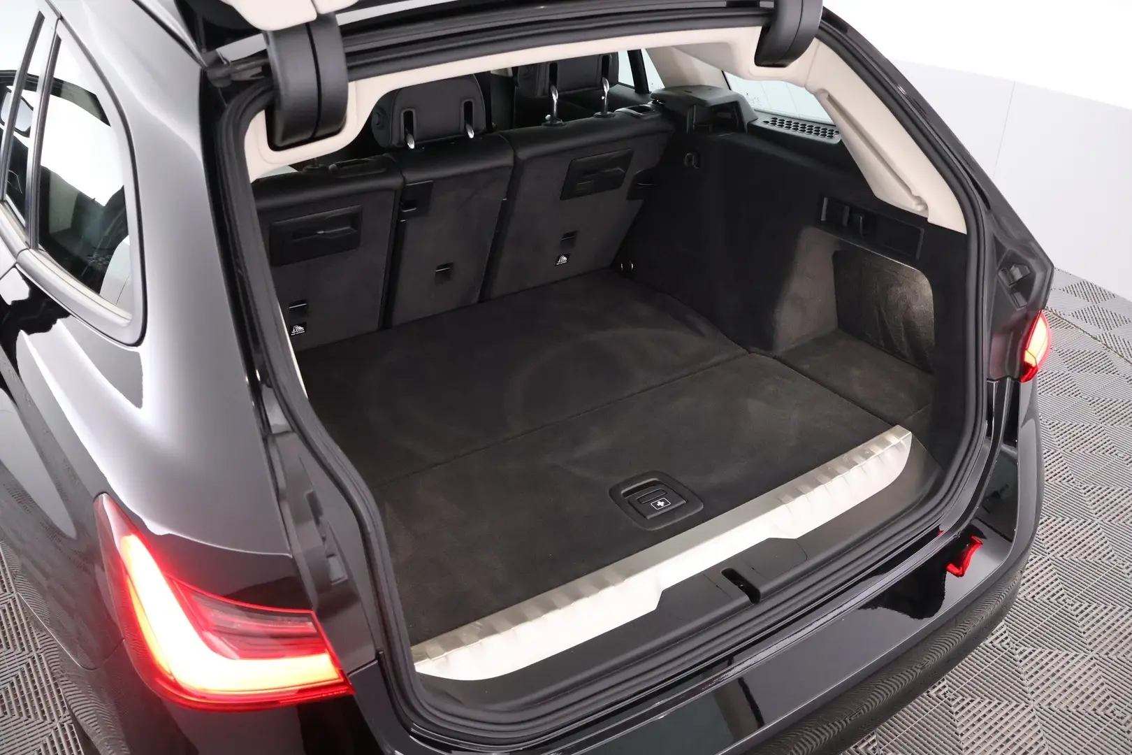 Car Image - 5c42CAoBa8lWlVfhPDl3wY