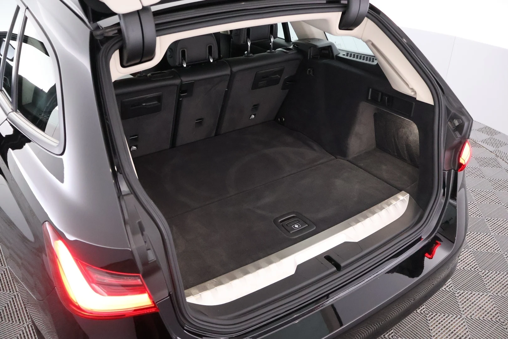 Car Image - 5c42CAoBa8lWlVfhPDl3wY