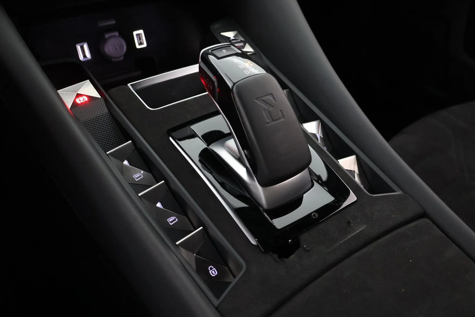 Car Image - zeiBkvwP8GbVz9XV9gsU1