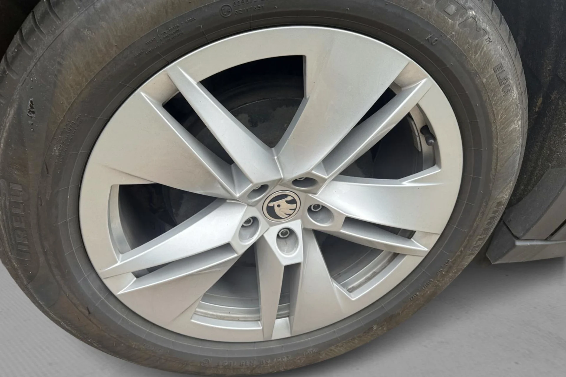 Car Image - 6B8wutdwxwBEv8lFzKUXjl