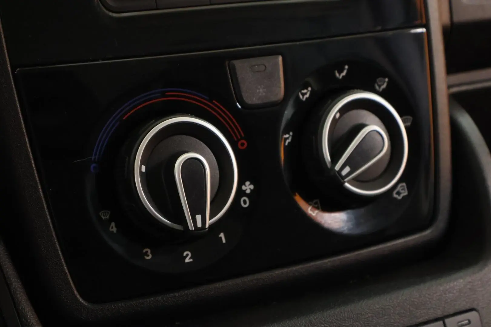 Car Image - 6Sc6dL8eUrI4AWghNKERyr