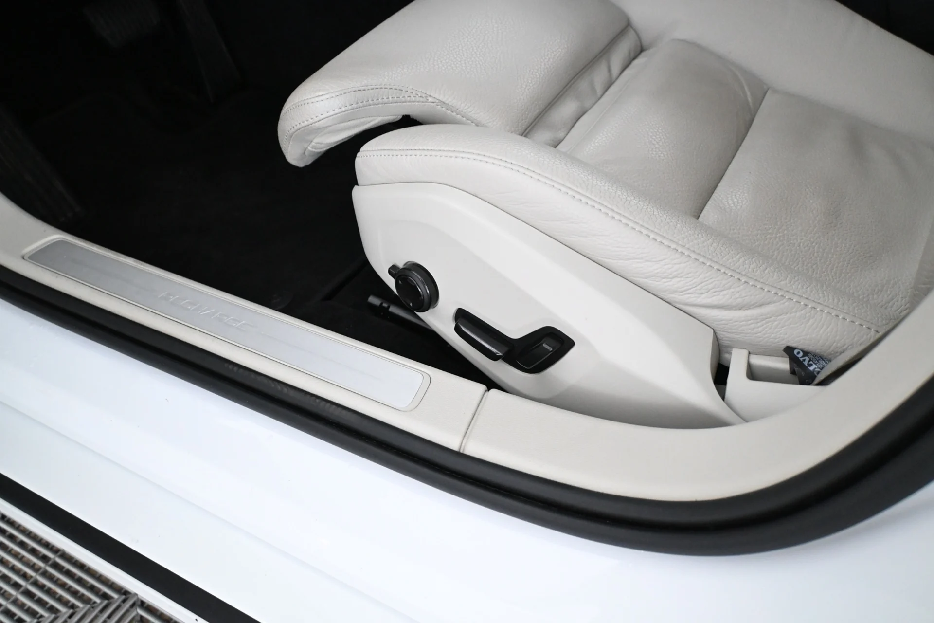 Car Image - BOeo3idWg761DcYUrPY8O