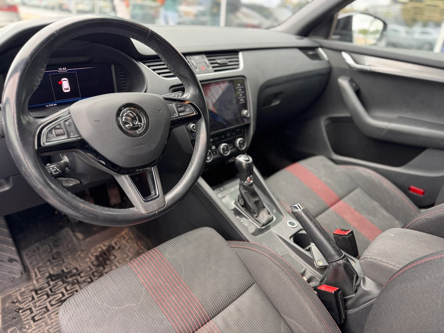 Car Image - 3LoC5xU975nSbJYuhb8rfD