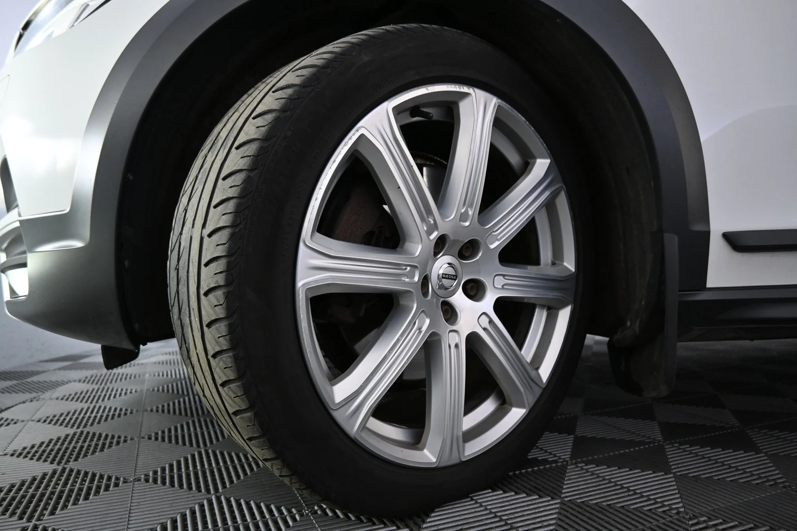Car Image - 1BuYHhNo5KjzOEbiqFwzqp