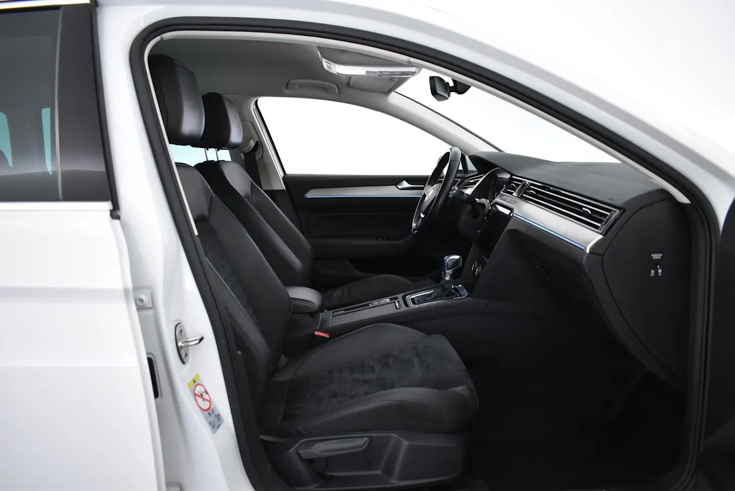 Car Image - CBLQ5gAoPwpCgIDHMj8a9