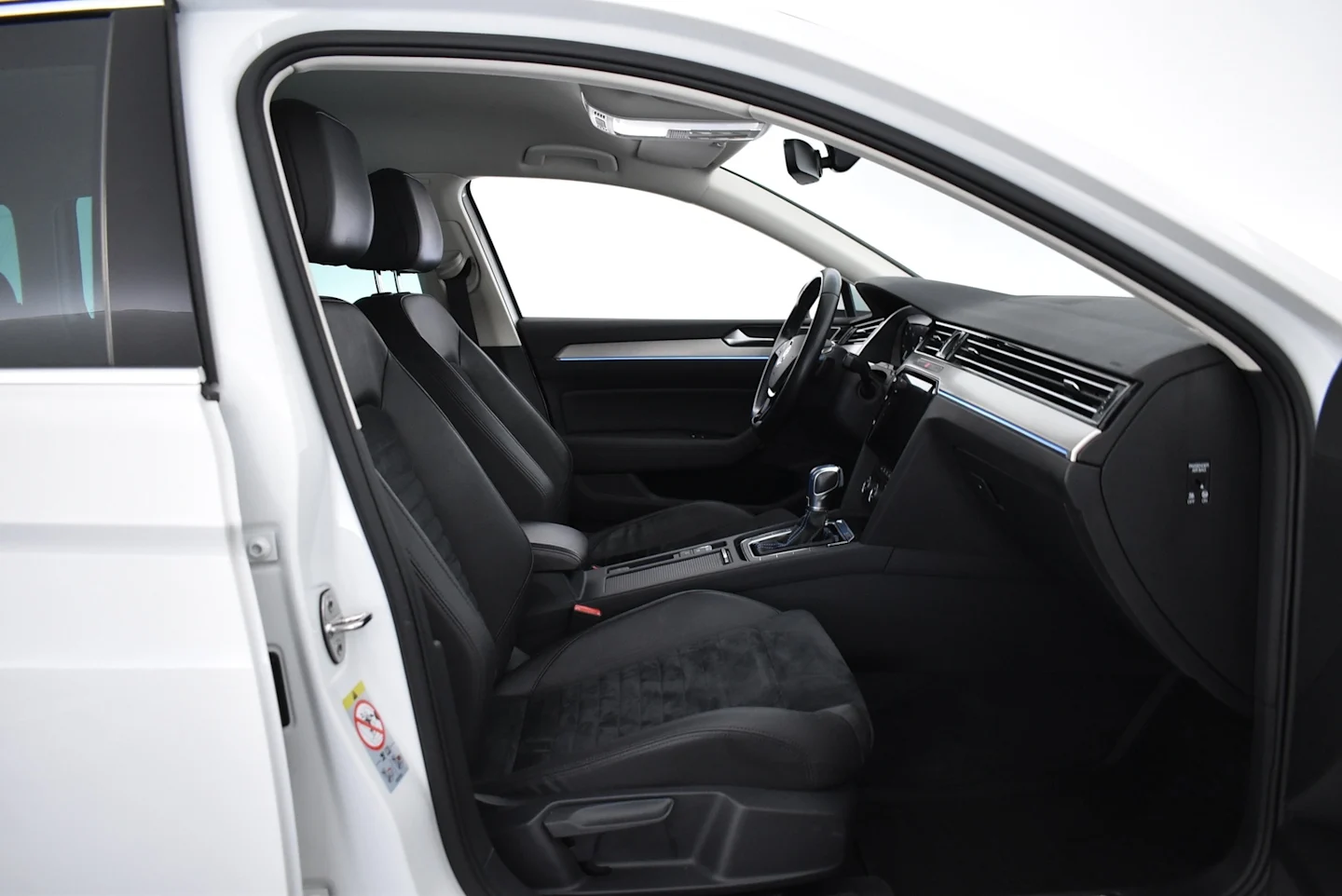 Car Image - CBLQ5gAoPwpCgIDHMj8a9