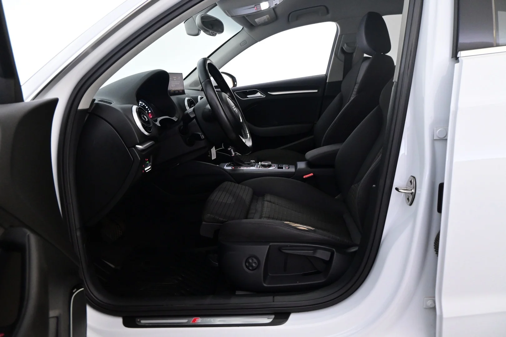 Car Image - fcLf4cOHPBOeLtnsmPOue