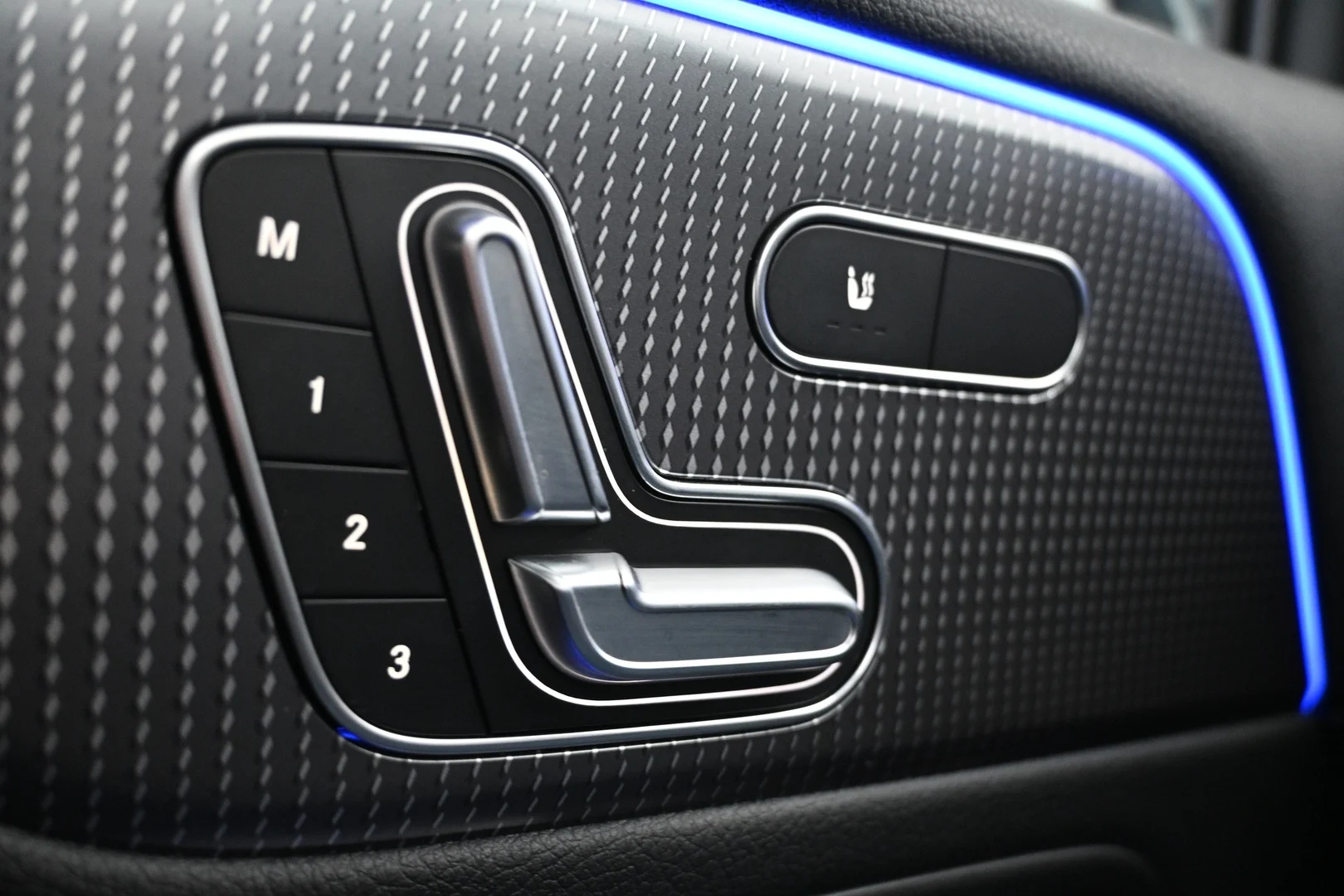 Car Image - 1iQSBJdYqNih1xdcP6XMuL