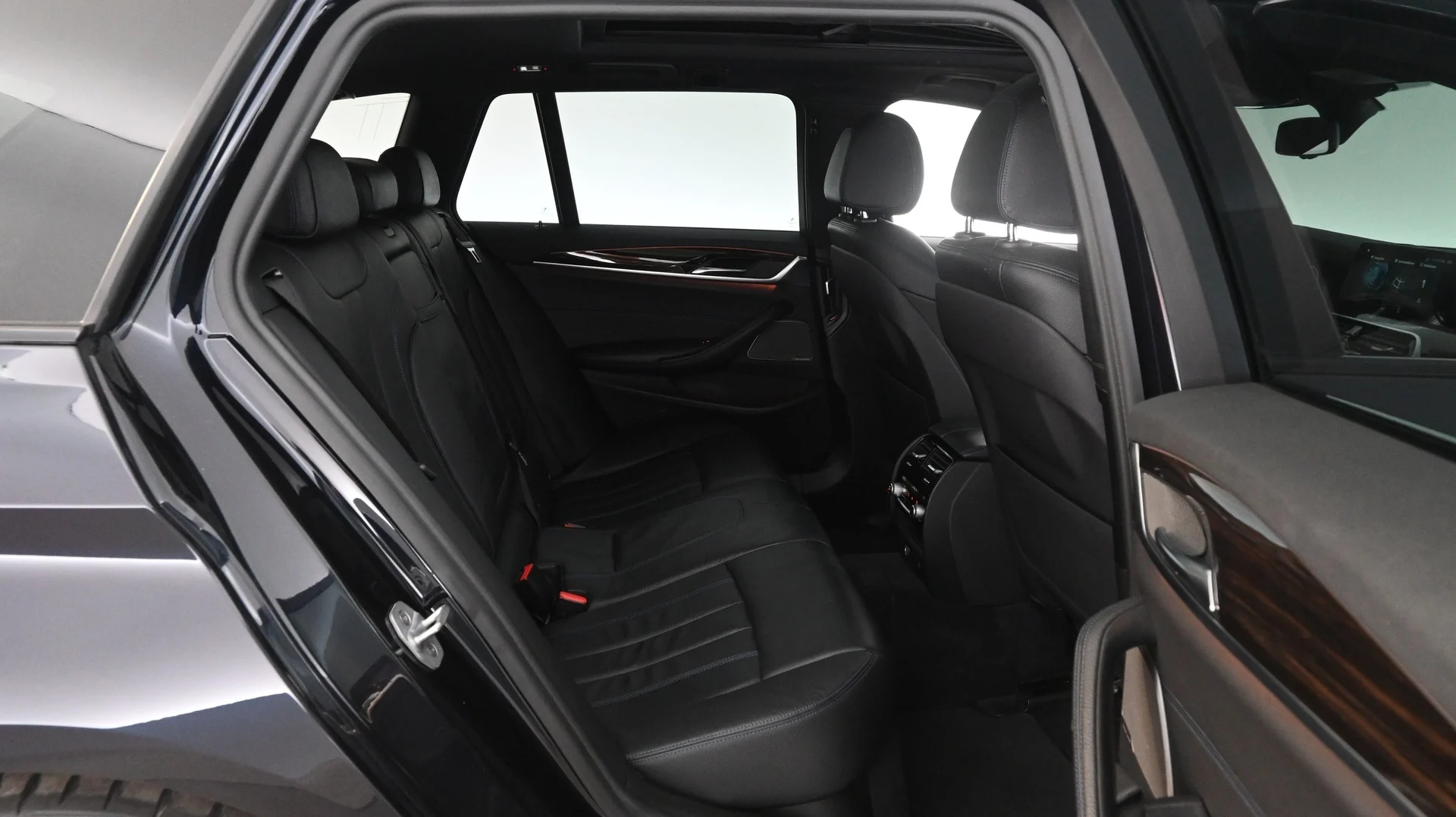 Car Image - L40N8leRi4Gh4MzfC8IdG