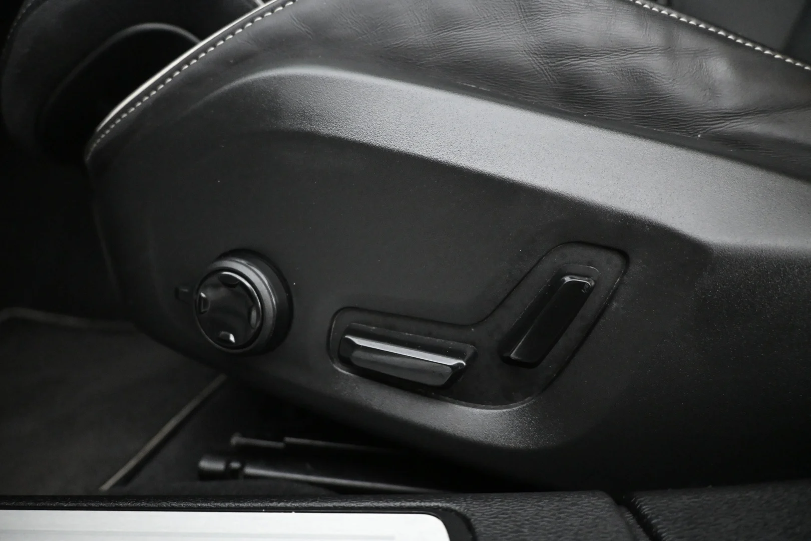 Car Image - 32GvS3yekf1Gi3i9d3I1wF