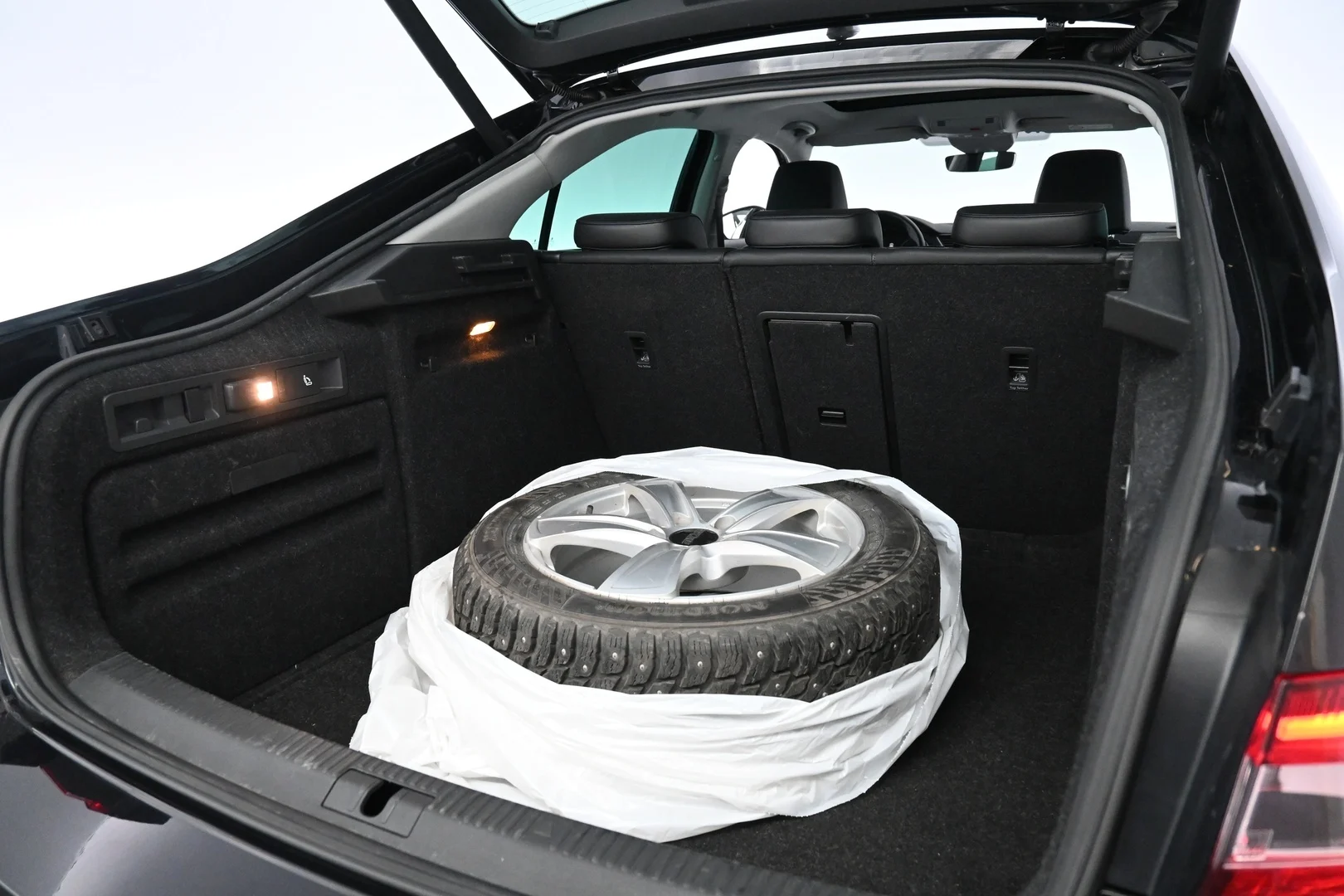 Car Image - XFqPcnxTenJJxIBYXoLVR