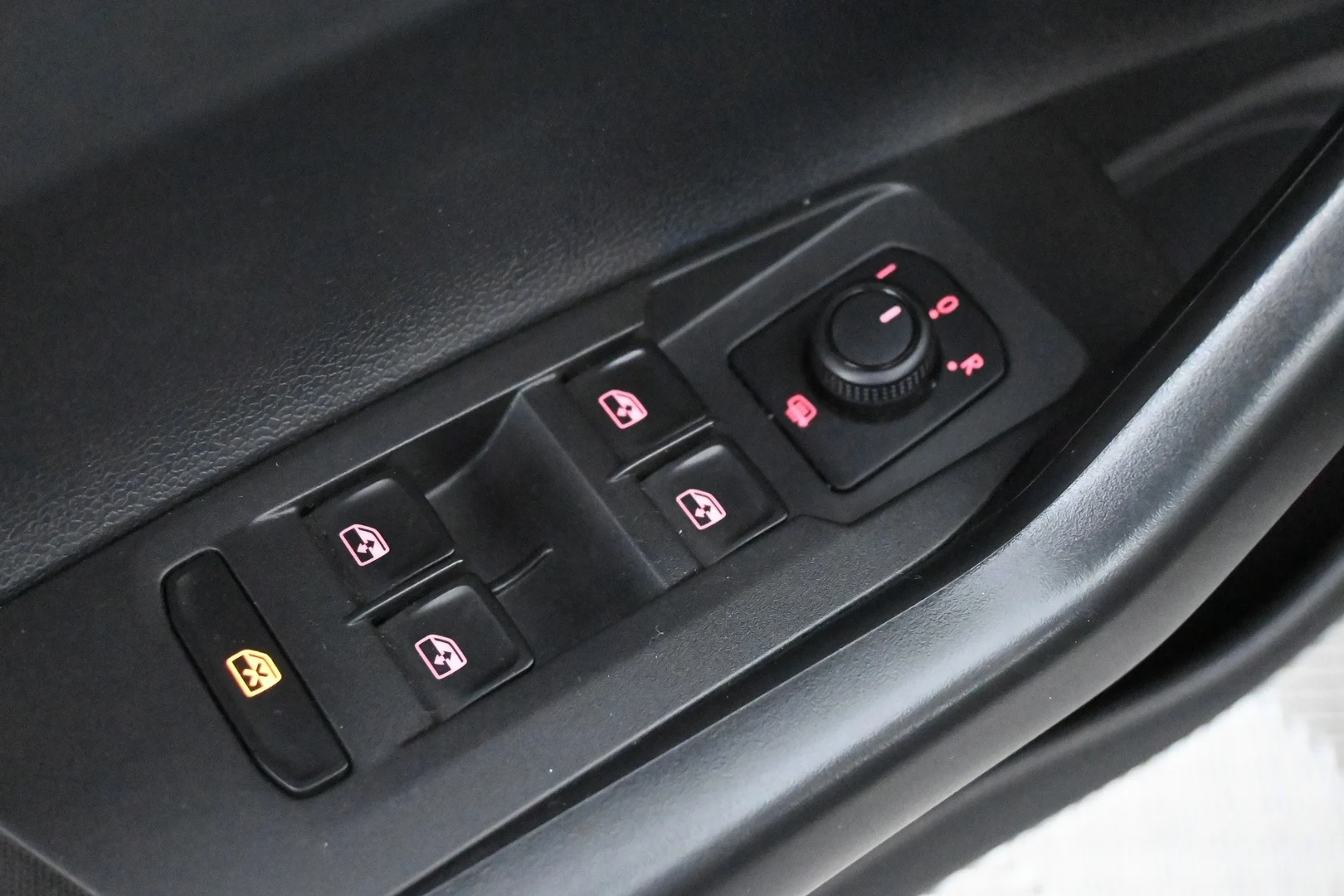 Car Image - 4y0fFQJYoJegwNGeOcisH7