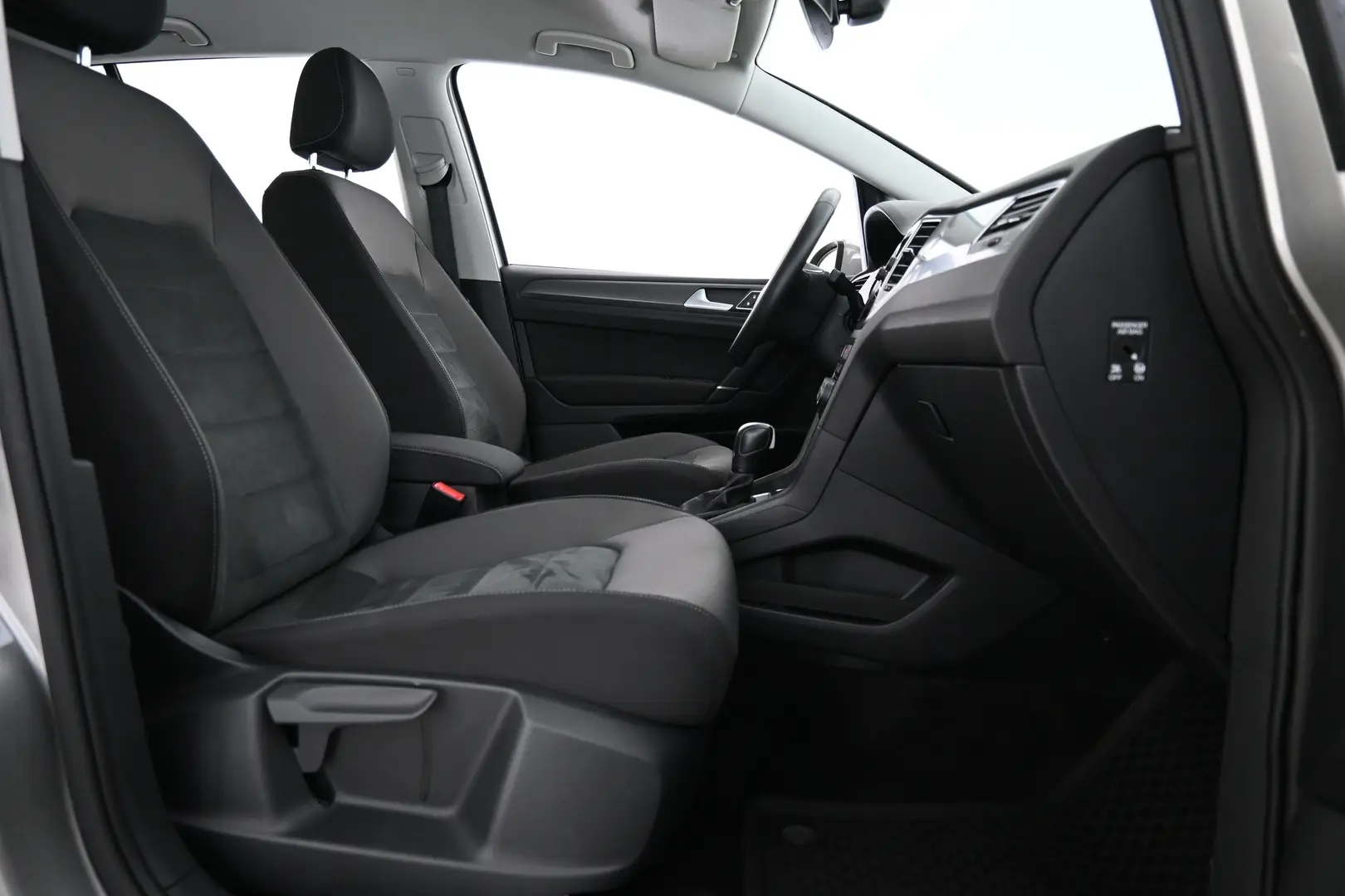 Car Image - 7KmoB11RE43HCBGp4ccymE