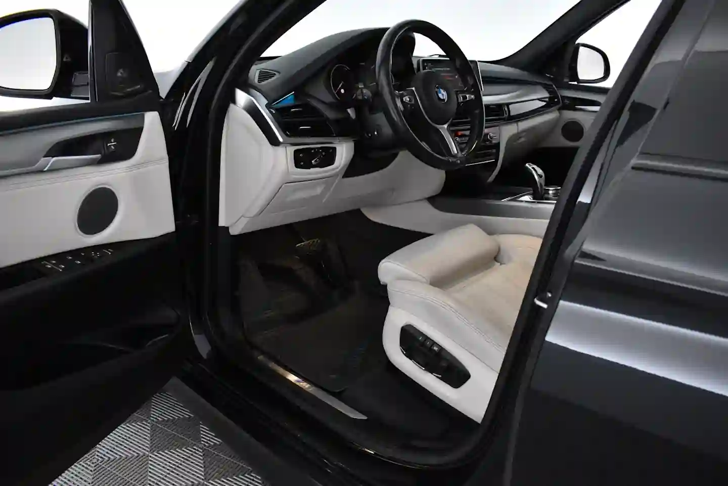 Car Image - 1Rrzv3BNPUTOUasM9SXhL5