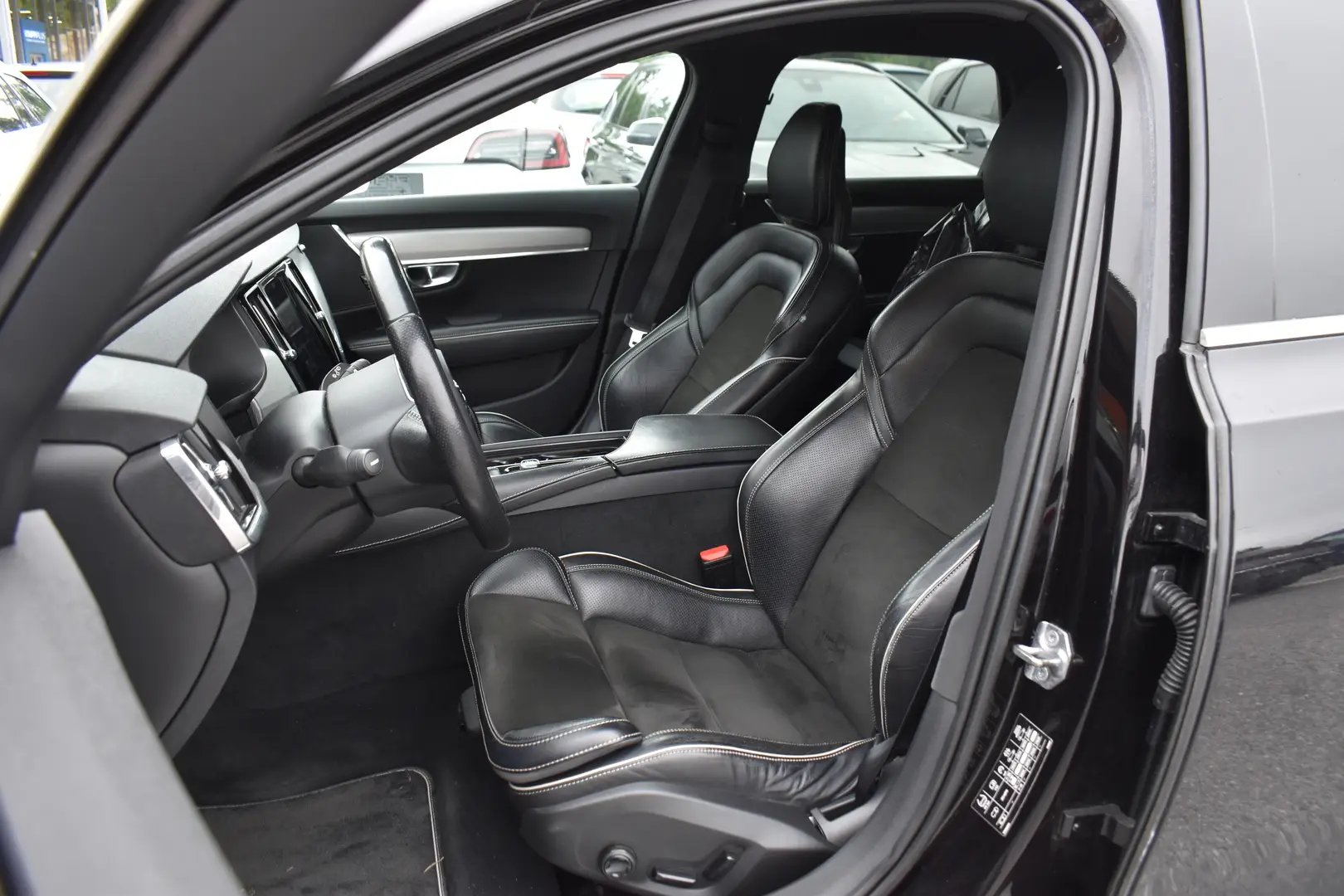 Car Image - 4zZUiHHwap87Yt0ZvHEZvn