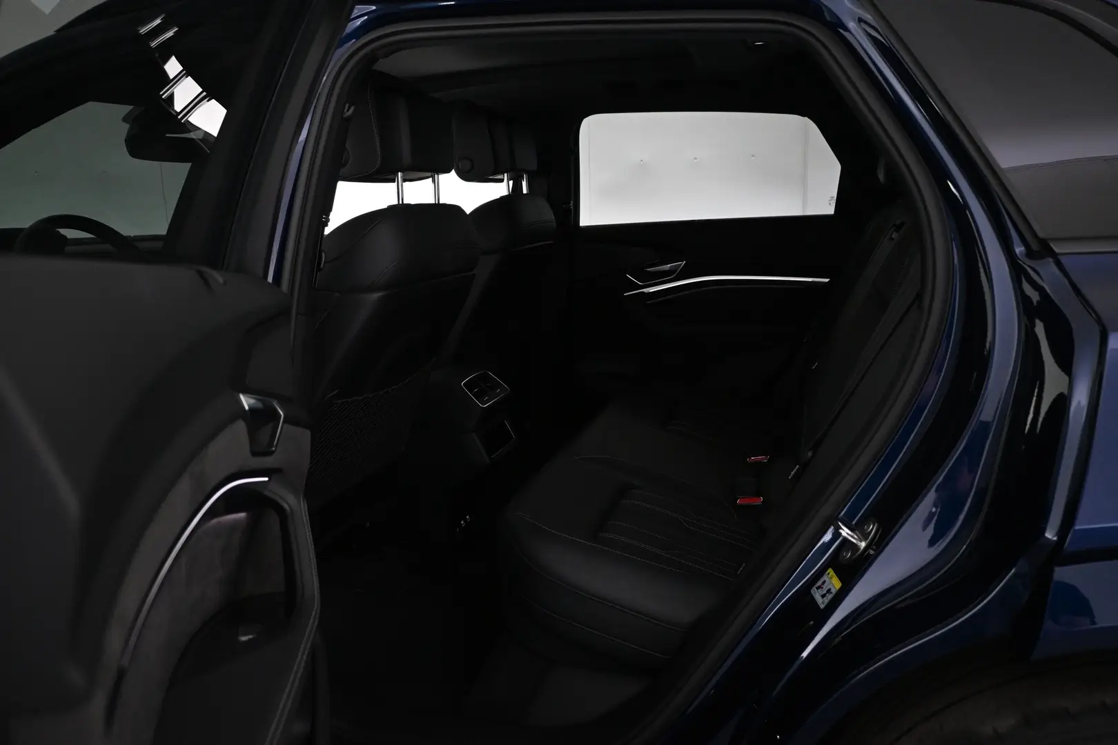 Car Image - tKKS5jwDeA3k77Ww1semz