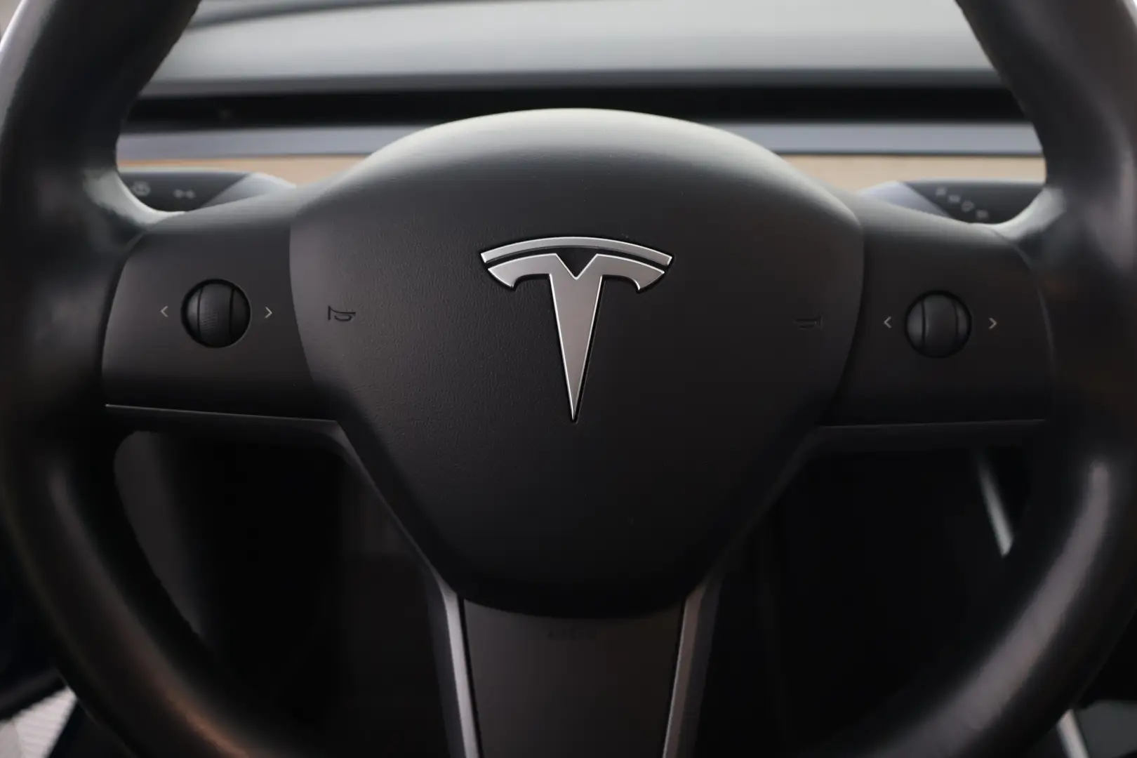 Car Image - 26B0eR7Xux1d9FNwlGEPmd