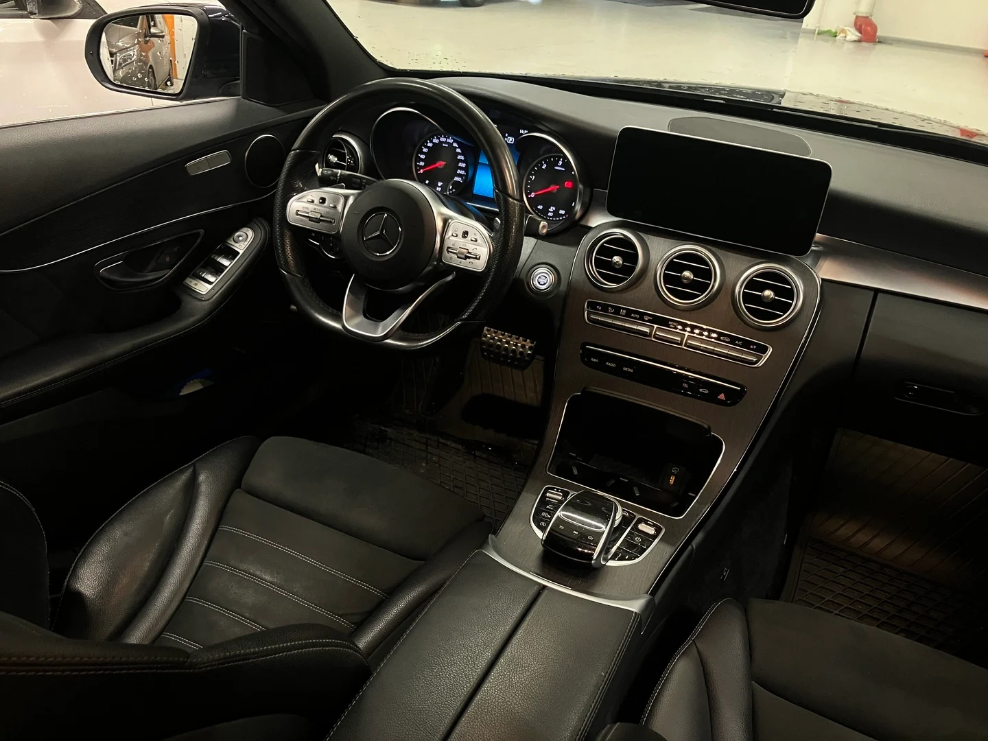 Car Image - 2SVhf3pDFkW1G2uwwxS7N9