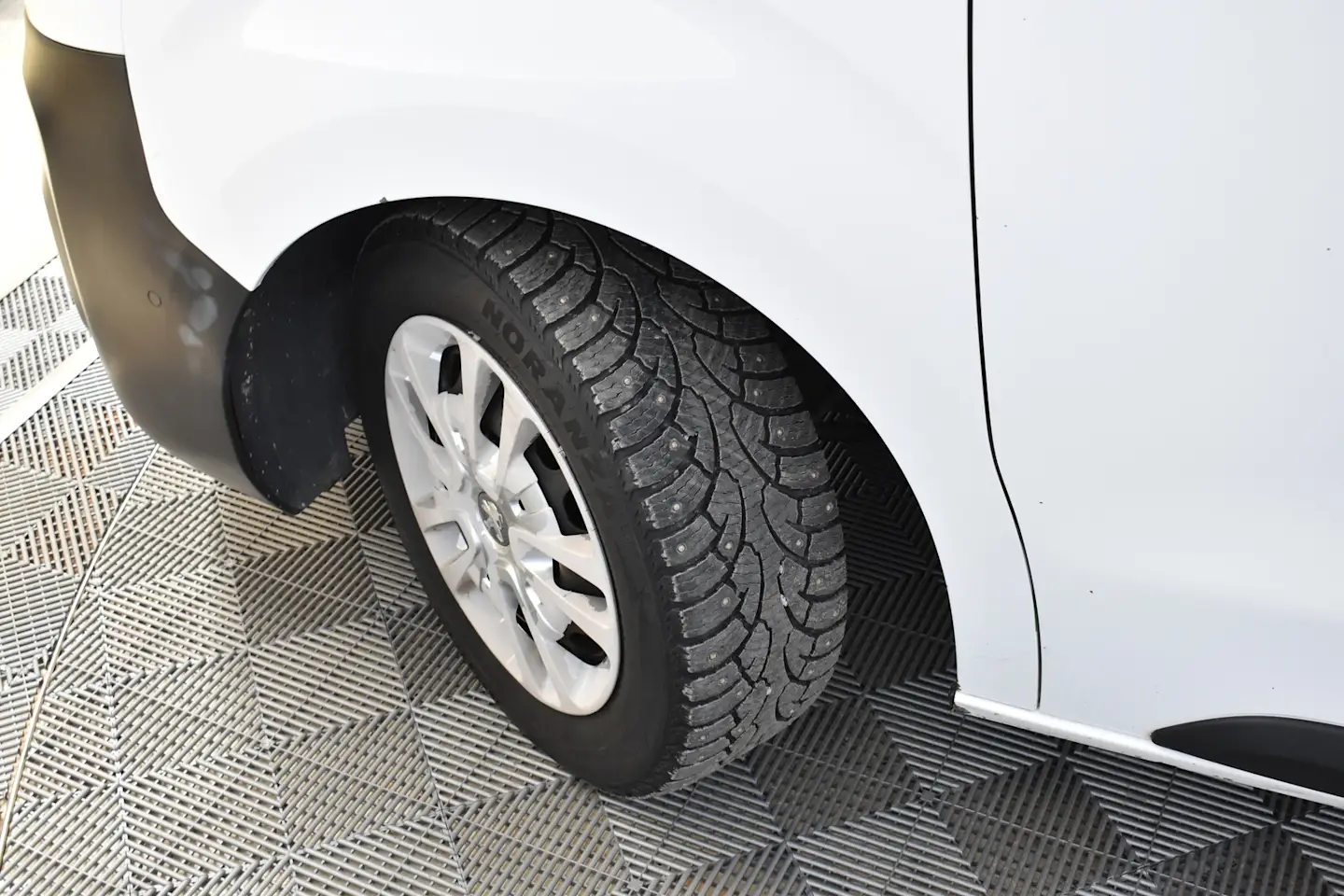 Car Image - M6orMXXj3ahHt55S8Pvyv
