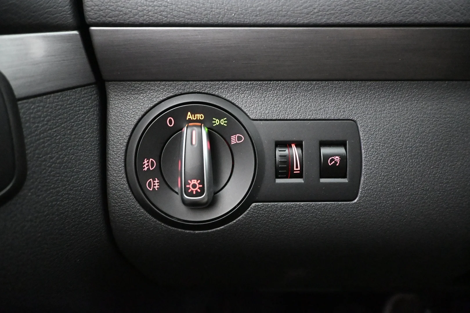 Car Image - 3IVJxxnVImVaTliDIR8Ewf