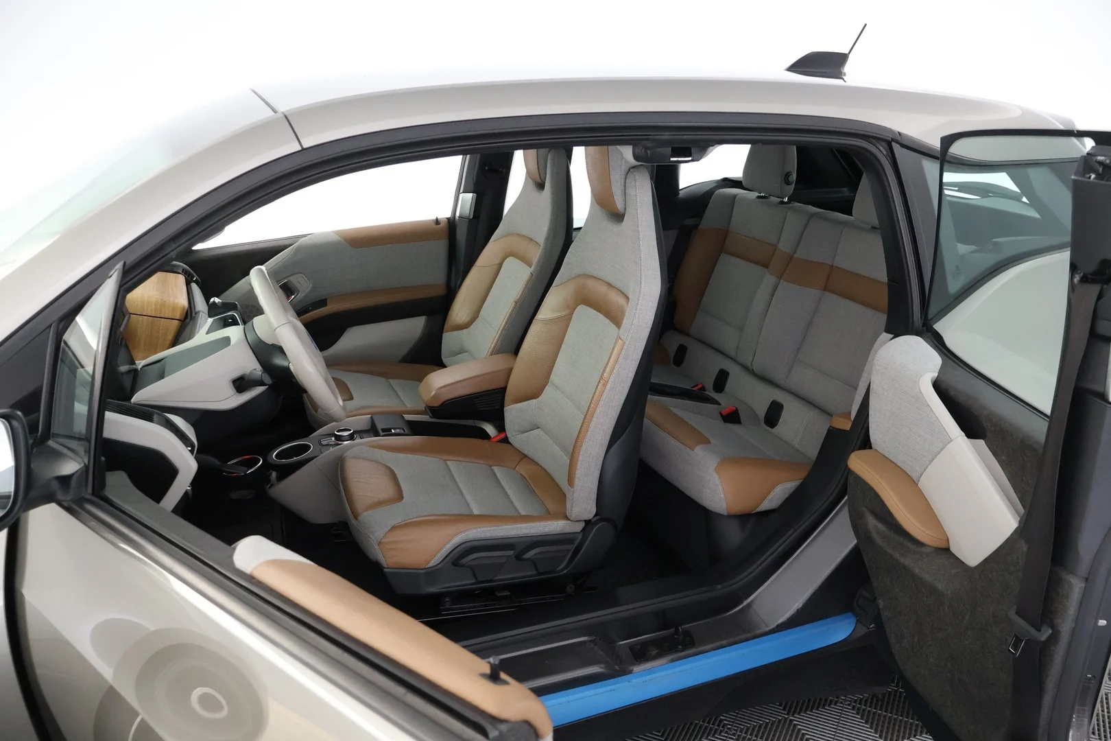 Car Image - 4f7OzMoBCvlURJXeDaxDHI
