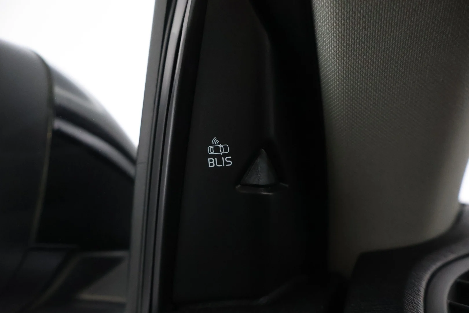 Car Image - Wg8SudLzlc9snLSM6mHfs