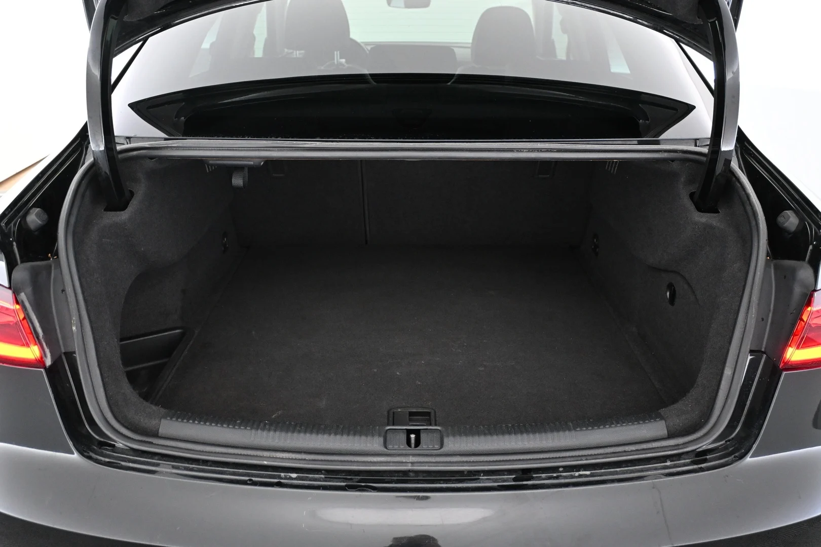 Car Image - ZnHFr1oIEcO2APLem1ijX