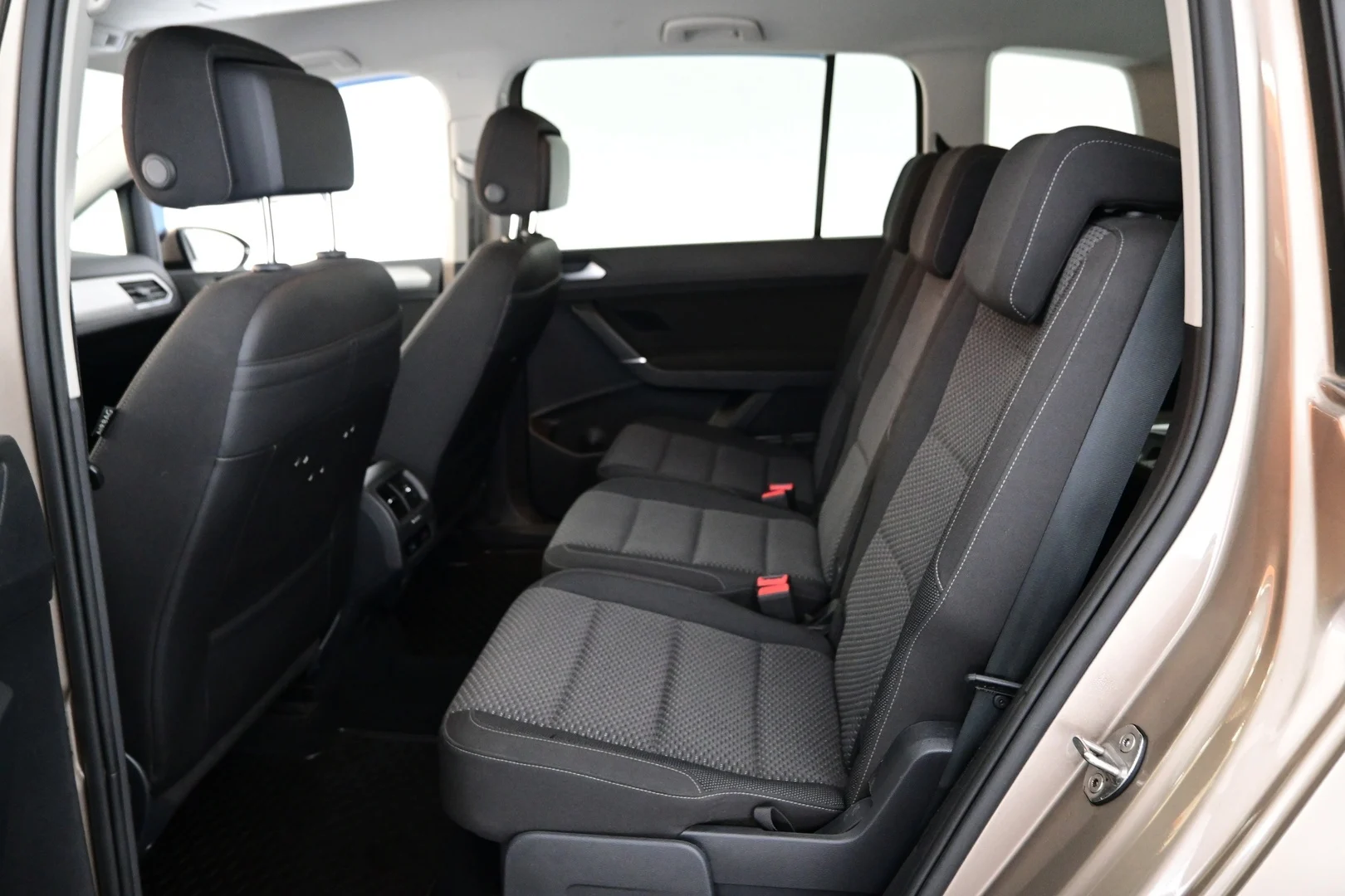 Car Image - 2lT8v6daeNxxO6Q5wbMZiG