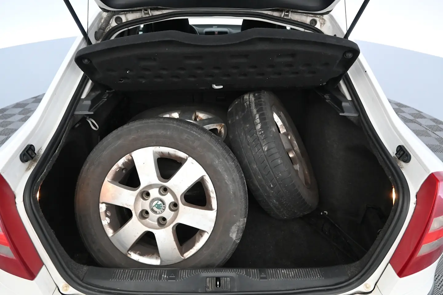 Car Image - 3AEKNisSo0Df0rKN8QrDnu