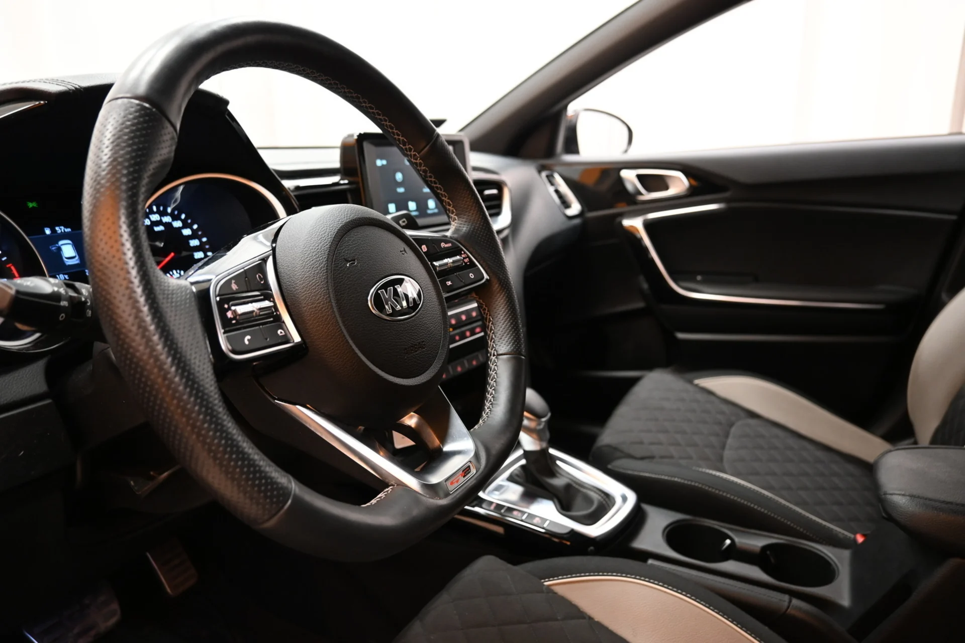 Car Image - 3VIfji0jppKKKHT40e54pC