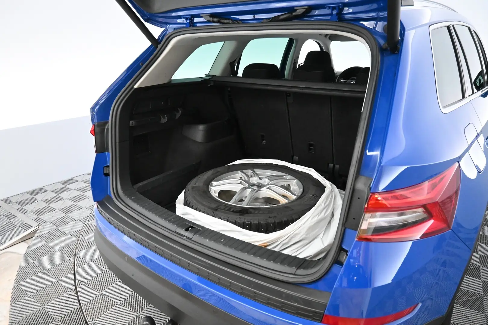 Car Image - joTZbZQaALyiWr3nyQrGC